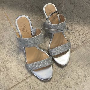 Brand new! Jewel Badgley mischka Silver wedges